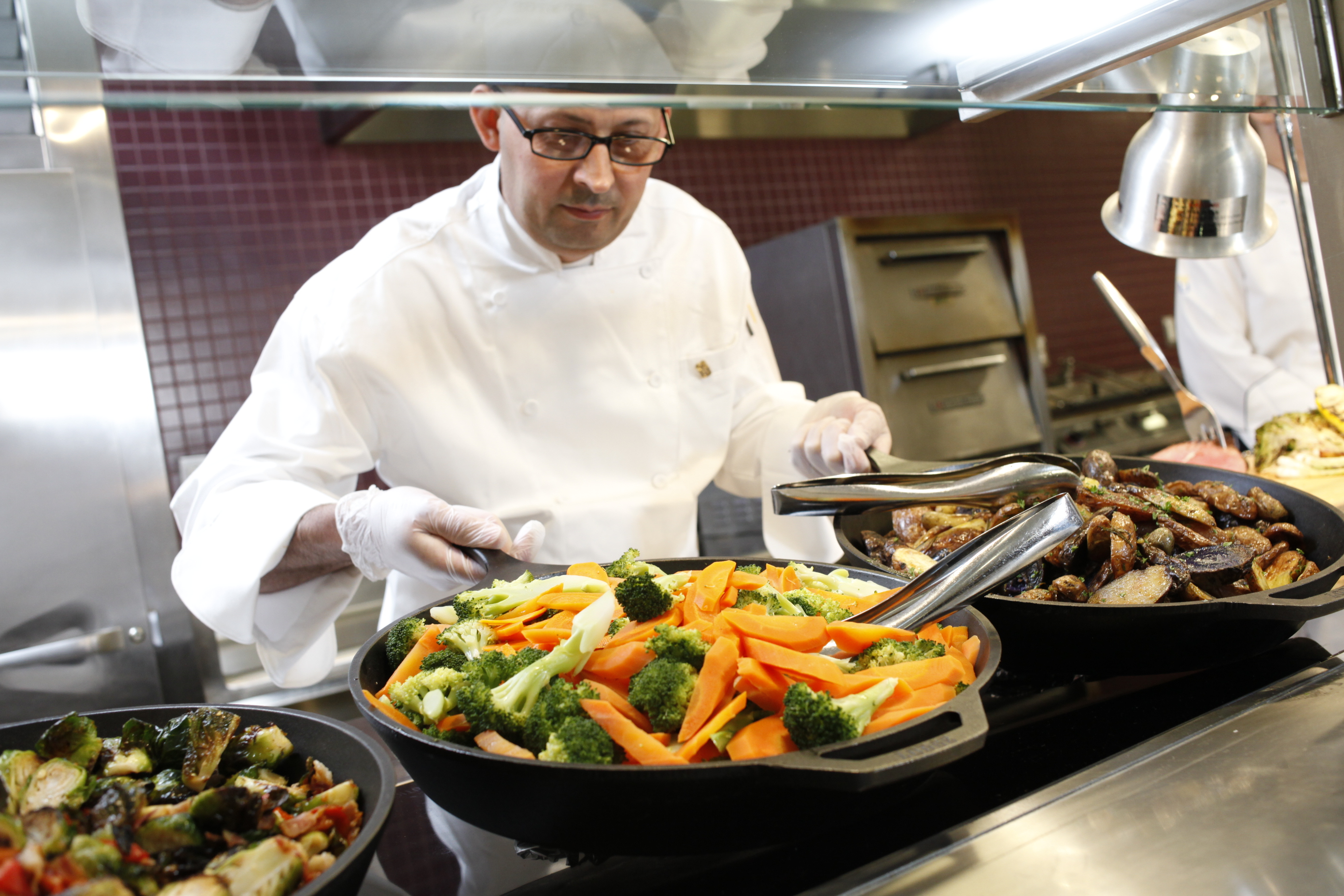 Unidine's chef prepares healthy lunch options